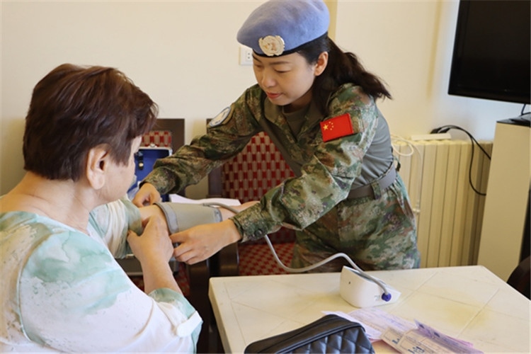 【1】 醫(yī)療分隊隊員為當?shù)鼗颊邷y量血壓。曾德樂攝