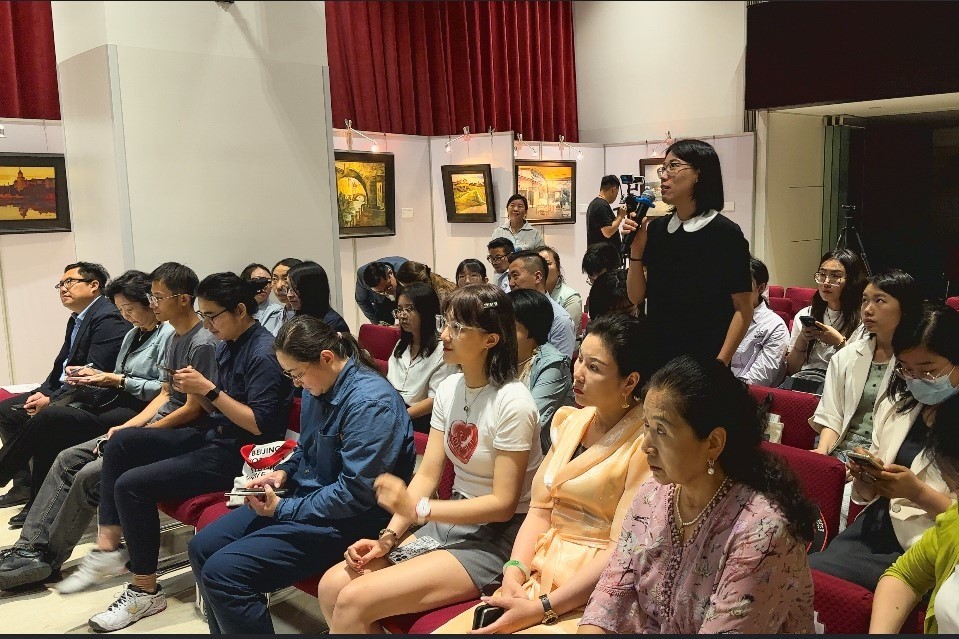 參會記者現場提問。