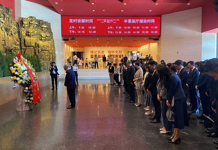 創(chuàng)價(jià)學(xué)會(huì)會(huì)長(zhǎng)原田稔及青年代表團(tuán)向中國(guó)人民抗日戰(zhàn)爭(zhēng)紀(jì)念館敬獻(xiàn)花籃。中國(guó)人民抗日戰(zhàn)爭(zhēng)紀(jì)念館供圖