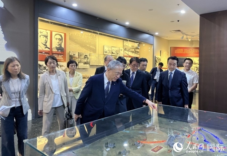 創(chuàng)價(jià)學(xué)會(huì)會(huì)長(zhǎng)原田稔（中）與青年代表團(tuán)成員訪問中國(guó)人民抗日戰(zhàn)爭(zhēng)紀(jì)念館。人民網(wǎng)記者 陳思攝