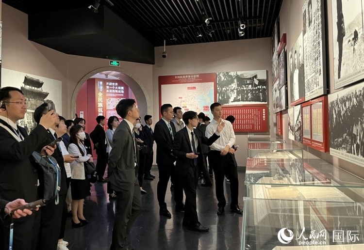 創(chuàng)價(jià)學(xué)會(huì)青年代表團(tuán)成員在中國(guó)人民抗日戰(zhàn)爭(zhēng)紀(jì)念館參觀。人民網(wǎng)記者 陳思攝