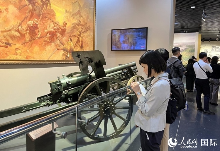 創(chuàng)價(jià)學(xué)會(huì)青年代表團(tuán)成員在中國(guó)人民抗日戰(zhàn)爭(zhēng)紀(jì)念館參觀。人民網(wǎng)記者 陳思攝