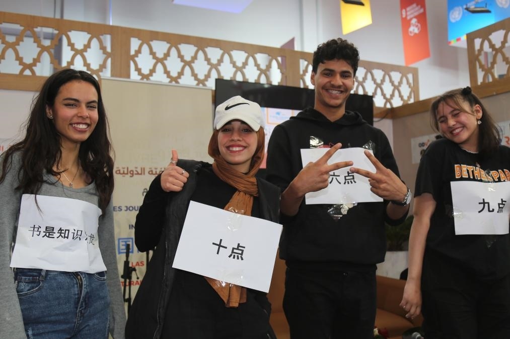 2024年4月24日，突尼斯高中生在首都突尼斯市舉辦的突尼斯國(guó)際書展上表演漢語(yǔ)節(jié)目。新華社發(fā)（阿代爾攝）