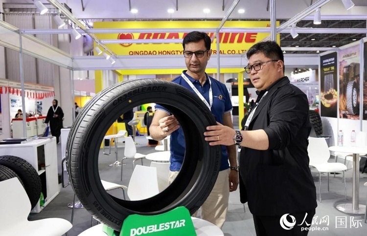 工作人員向客戶展示雙星電動汽車輪胎。和傳統汽車輪胎相比，電動汽車輪胎具有更高承載能力、更加靜音舒適、更好極速抓地、更低滾動阻力等特點。人民網記者 管克江攝