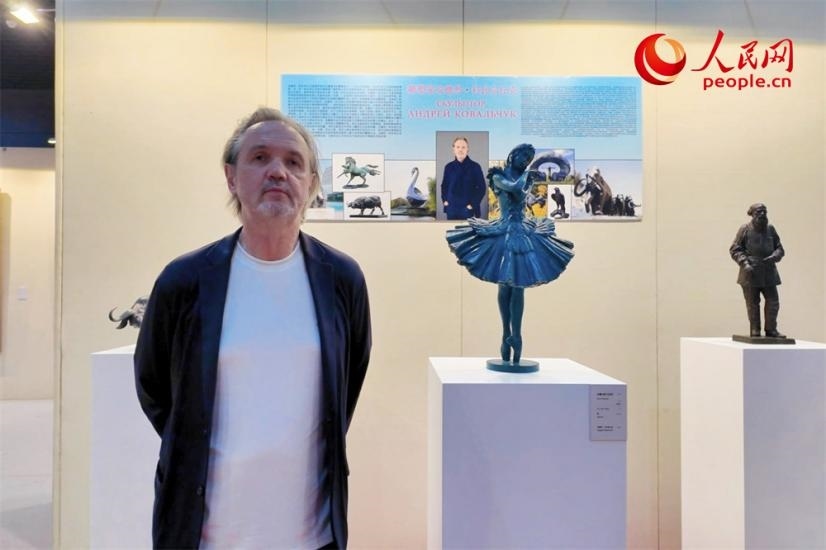 俄羅斯人民藝術(shù)家、俄羅斯美協(xié)主席安德烈·科瓦爾丘克正在接受人民網(wǎng)的采訪。人民網(wǎng)記者 劉微攝