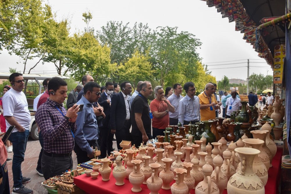 2023年5月31日，阿拉伯國家聯(lián)盟代表團一行在新疆喀什古城參觀訪問。新華社記者 高晗 攝