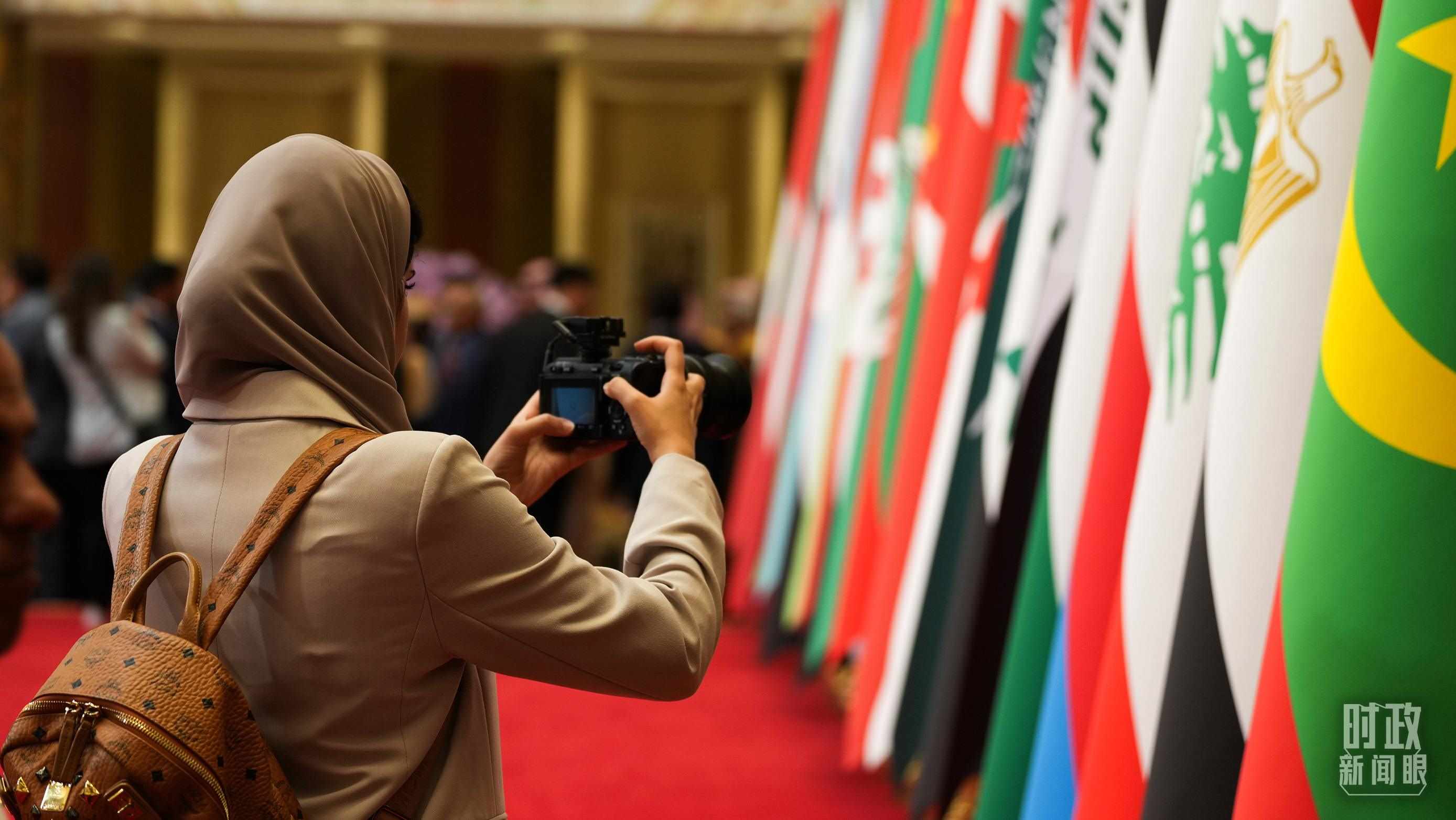 △外國(guó)媒體拍攝現(xiàn)場(chǎng)旗陣。（總臺(tái)國(guó)廣記者李晉拍攝）