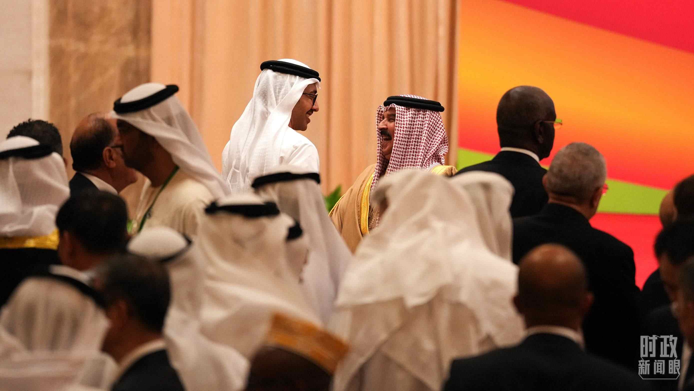 △與會(huì)代表在交談。（總臺(tái)國(guó)廣記者李晉拍攝）