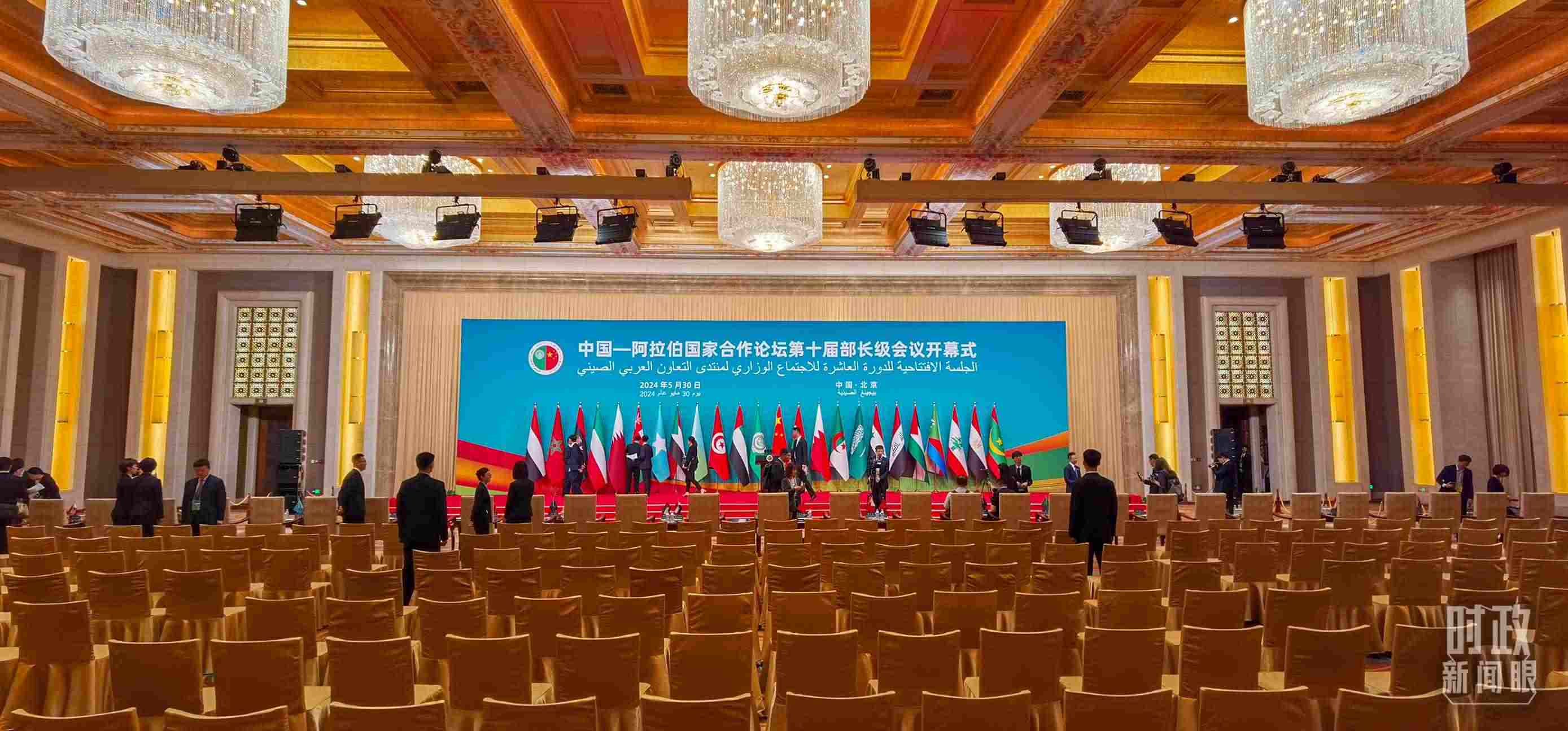 △會(huì)議開始前，現(xiàn)場(chǎng)正在進(jìn)行各項(xiàng)準(zhǔn)備工作。（總臺(tái)央視記者郭鴻拍攝）