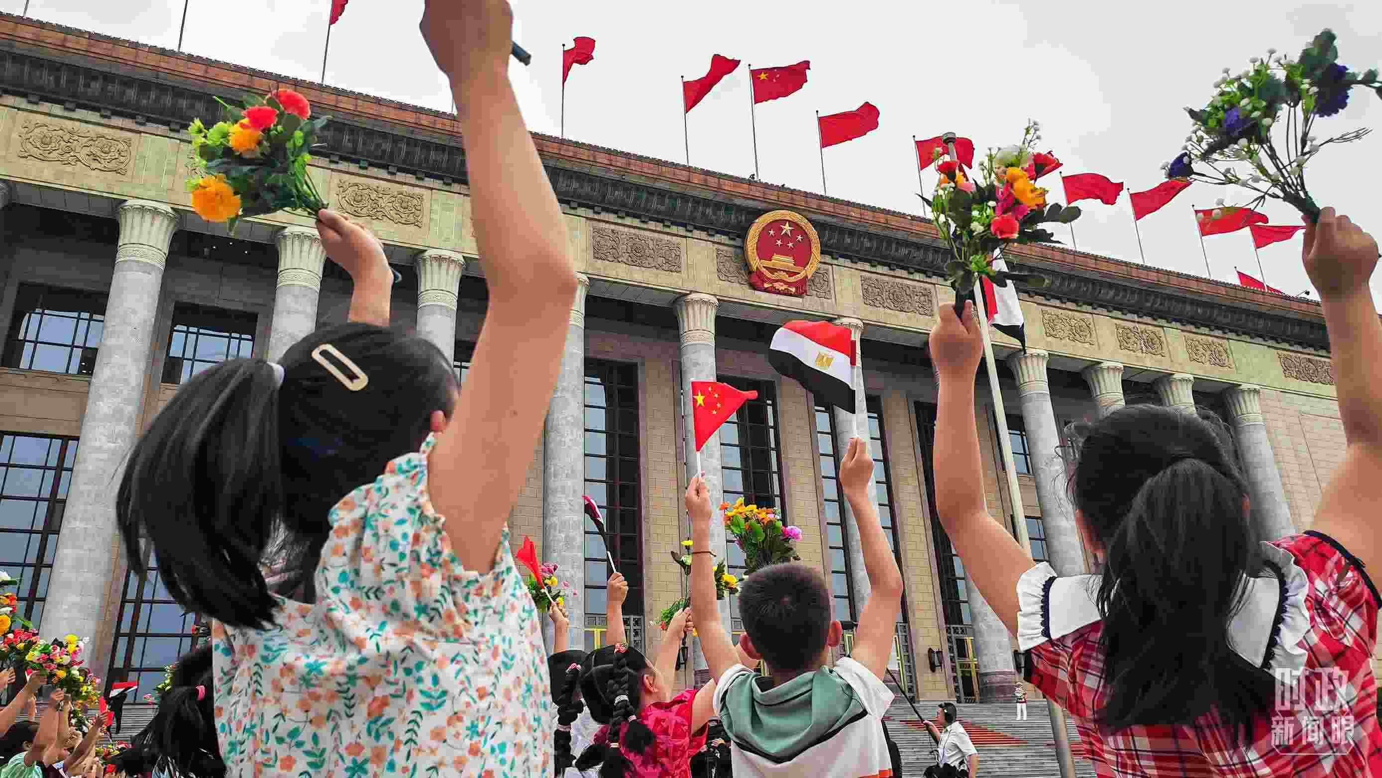 △5月29日下午，習(xí)近平主席舉行儀式歡迎埃及總統(tǒng)塞西訪華。圖為歡迎儀式現(xiàn)場(chǎng)的少年兒童。（總臺(tái)央視記者劉琦拍攝）