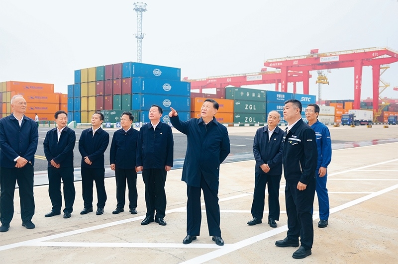 2024年5月22日至24日，中共中央總書記、國家主席、中央軍委主席習近平在山東考察。這是22日下午，習近平在日照港察看全自動化集裝箱碼頭作業(yè)場景。 新華社記者 鞠鵬/攝