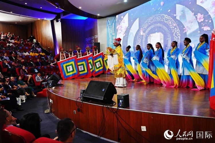 開幕式前，內(nèi)羅畢大學(xué)孔子學(xué)院學(xué)生進(jìn)行文藝表演。人民網(wǎng)記者 黃煒鑫攝