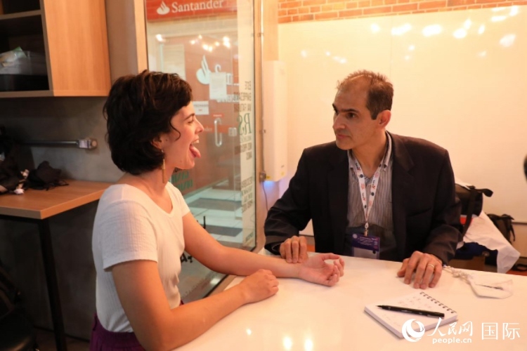 在巴西米納斯吉拉斯州首府貝洛奧里藏特開辦診所的中醫(yī)師保羅·貢扎爾韋斯，正在把脈并觀察舌苔。人民網(wǎng)記者 陳一鳴攝