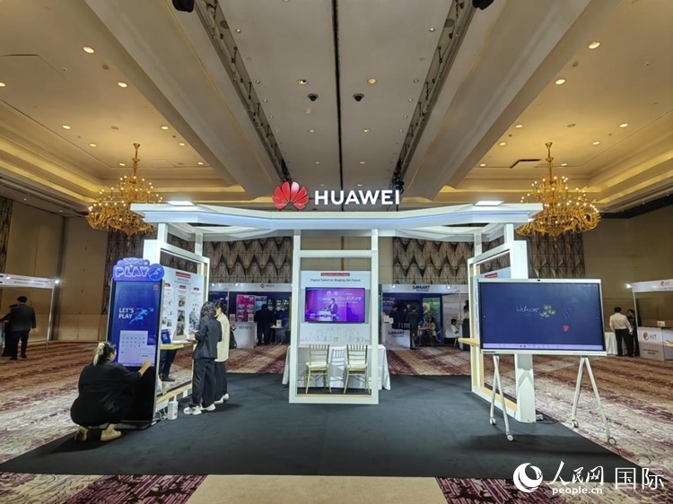 峰會(huì)現(xiàn)場，由泰國政府、中泰高校和客戶伙伴搭建的人才雙選會(huì)和伙伴展臺(tái)開放。人民網(wǎng)記者 楊一攝