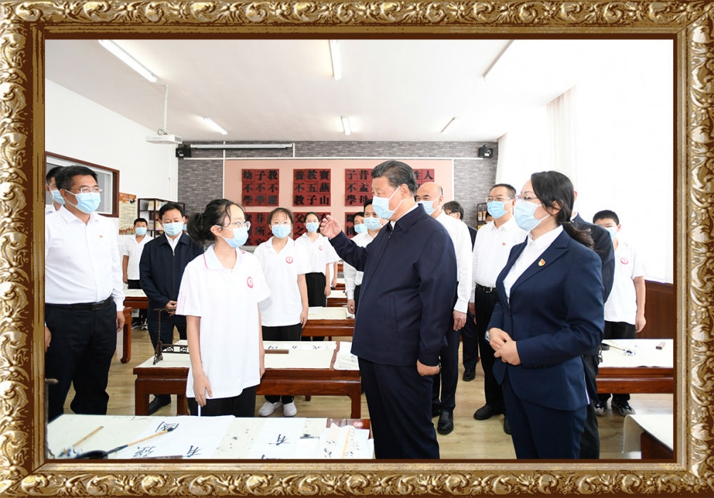 2021年9月13日至14日，習(xí)近平總書記在陜西省榆林市考察。14日上午，習(xí)近平在綏德實(shí)驗(yàn)中學(xué)考察時，同正在練習(xí)書法的學(xué)生親切交流。