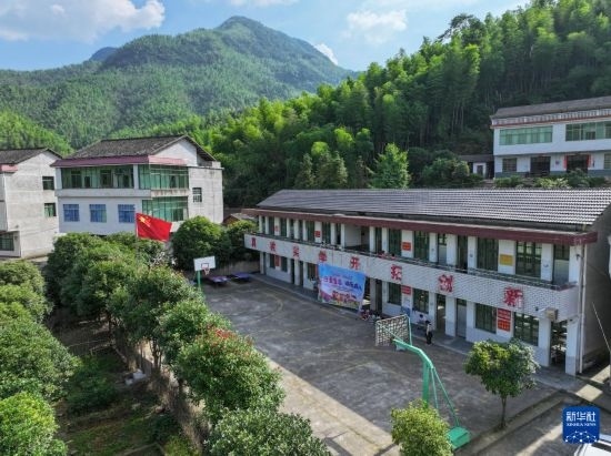 這是5月28日拍攝的湖南省衡陽(yáng)市衡陽(yáng)縣岣嶁鄉(xiāng)妙溪小學(xué)（無(wú)人機(jī)照片）。