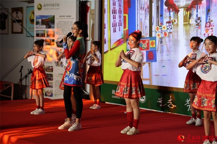 活動(dòng)上，孩子們表演原創(chuàng)歌舞節(jié)目。人民網(wǎng)記者 張志文攝