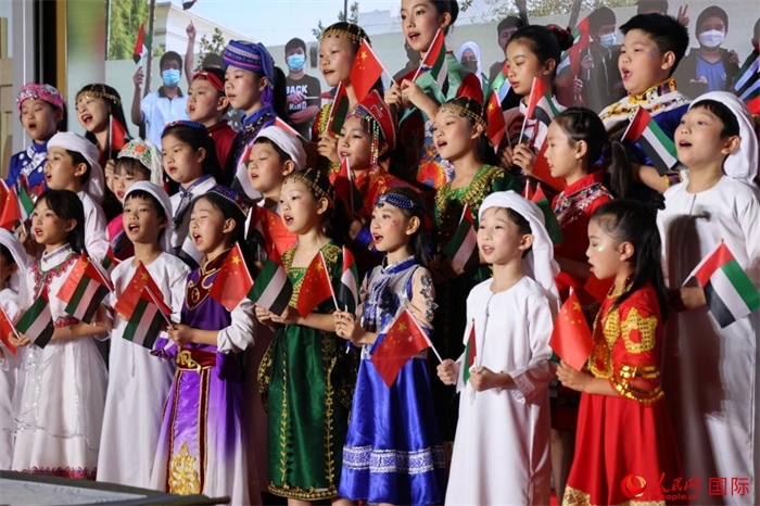 活動(dòng)上，身著中阿傳統(tǒng)服飾的孩子們共唱歌曲，表達(dá)對(duì)美好未來的向往。人民網(wǎng)記者 張志文攝