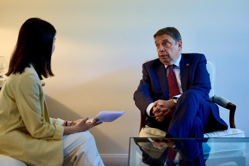 西班牙農(nóng)業(yè)、漁業(yè)和食品大臣普拉納斯接受人民網(wǎng)專訪。西班牙駐華大使館供圖