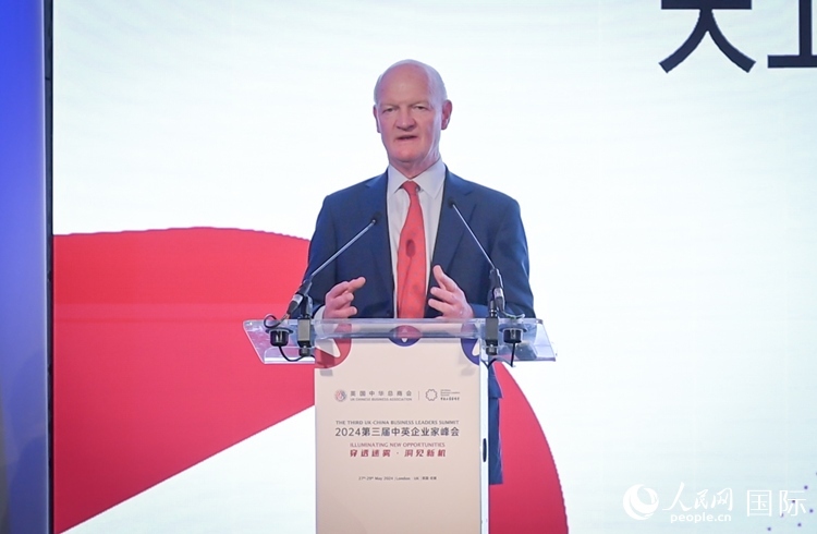 英國(guó)前負(fù)責(zé)大學(xué)與科研事務(wù)的國(guó)務(wù)大臣、英國(guó)皇家學(xué)會(huì)院士大衛(wèi)·威利茨致辭。人民網(wǎng) 郭錦標(biāo)攝