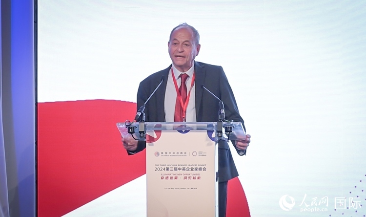 英國(guó)48家集團(tuán)俱樂部榮譽(yù)主席斯蒂芬·佩里致辭。人民網(wǎng) 郭錦標(biāo)攝