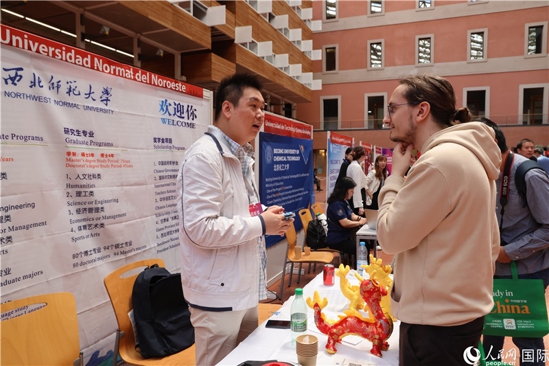 西班牙應(yīng)屆畢業(yè)生在展臺前咨詢。人民網(wǎng)記者 顏歡攝