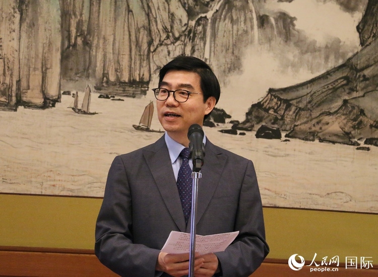 中國(guó)駐日本大使館施泳公使致辭。人民網(wǎng) 許可攝