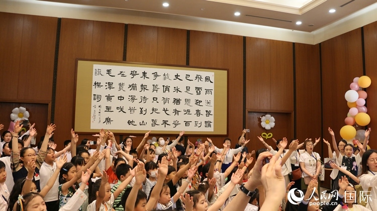 小朋友們合唱《明天會(huì)更好》。人民網(wǎng) 許可攝