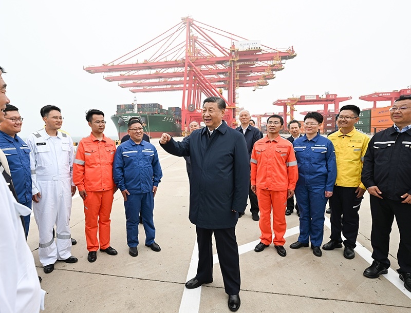 △2024年5月22日，習(xí)近平總書記在山東省日照港親切慰問港口科技工作者、運營人員、航運人員。