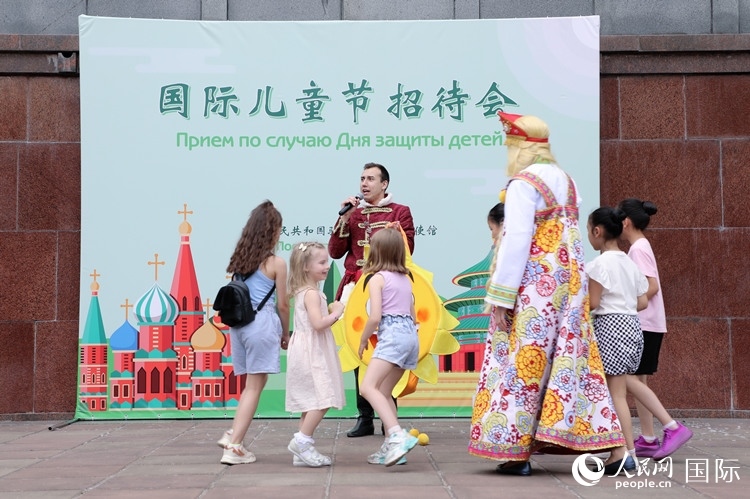 中俄兩國(guó)小朋友共同參與互動(dòng)游戲。人民網(wǎng)記者 隋鑫攝