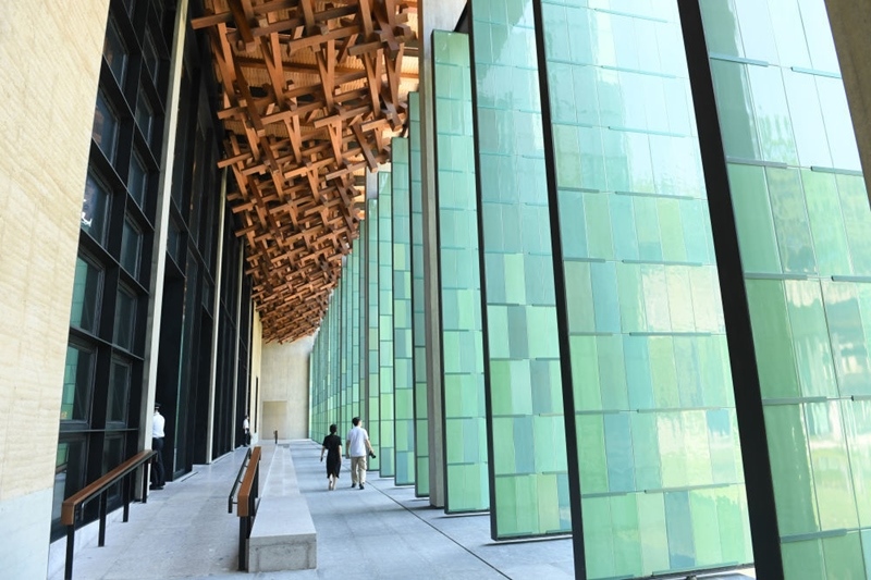 2022年7月23日，杭州國(guó)家版本館屋頂?shù)哪緲?gòu)和青瓷門(mén)扇相映成趣。