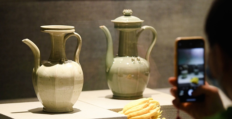 2021年9月14日，浙江省博物館，觀眾在拍攝北宋龍泉窯執(zhí)壺（左）和龍泉青瓷藝人劉杰制作的執(zhí)壺。