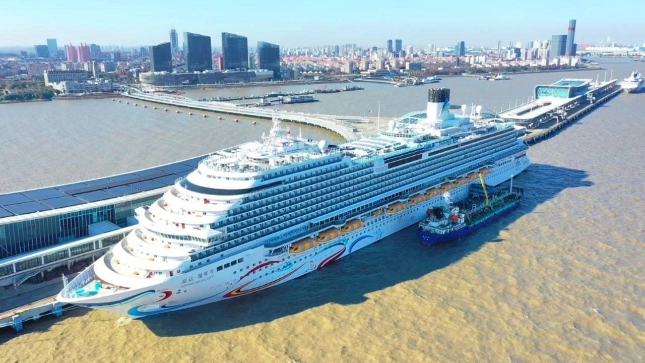 △2024年1月1日，國產(chǎn)首艘大型郵輪“愛達(dá)·魔都號”從上海吳淞口國際郵輪港開啟商業(yè)首航。