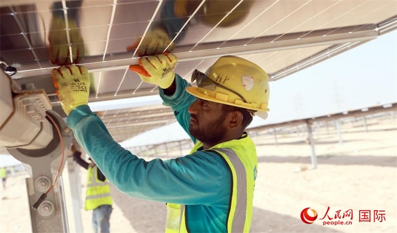 工人正在安裝光伏面板。人民網(wǎng)記者 管克江攝
