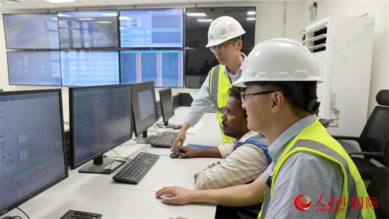 工作人員進行倒送電準備。人民網(wǎng)記者 管克江攝