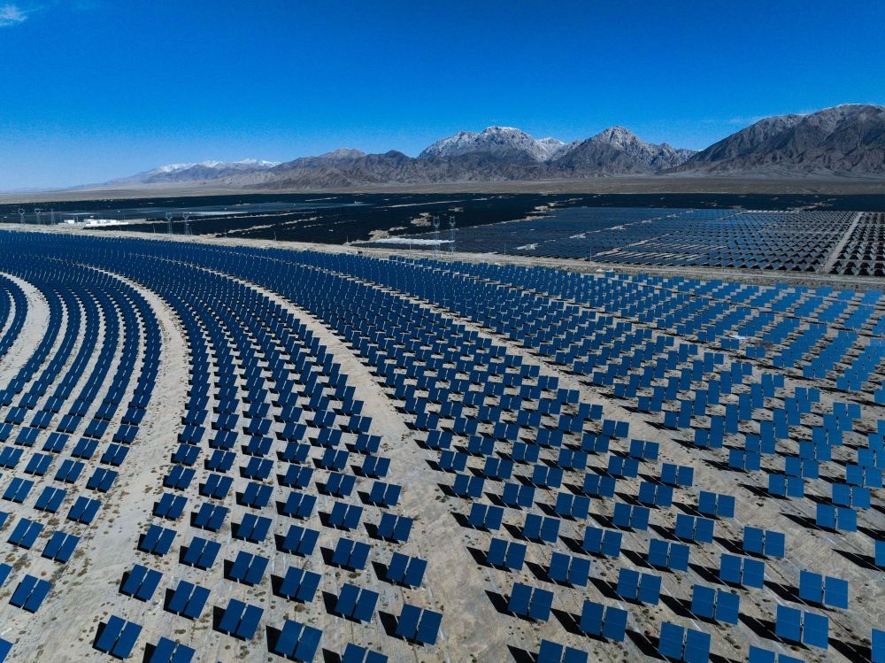 這是2024年4月23日在青海省海西蒙古族藏族自治州德令哈市光伏（光熱）產(chǎn)業(yè)園拍攝的光熱電站（無(wú)人機(jī)照片）。新華社記者 張龍 攝