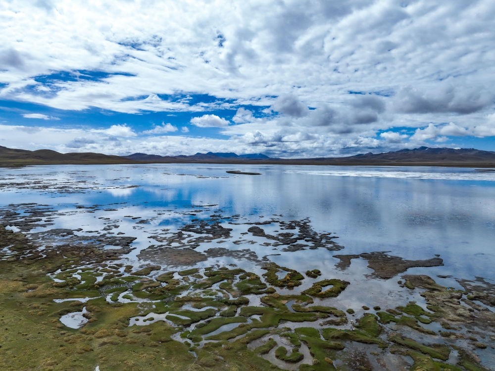 這是2024年5月26日在長(zhǎng)江源頭地區(qū)拍攝的班德湖一角（無(wú)人機(jī)照片）。新華社記者 張龍 攝