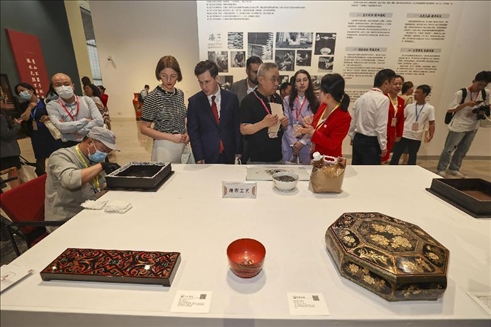 2023年5月28日，北京，推光漆器匠人為駐華使節(jié)展示技藝。