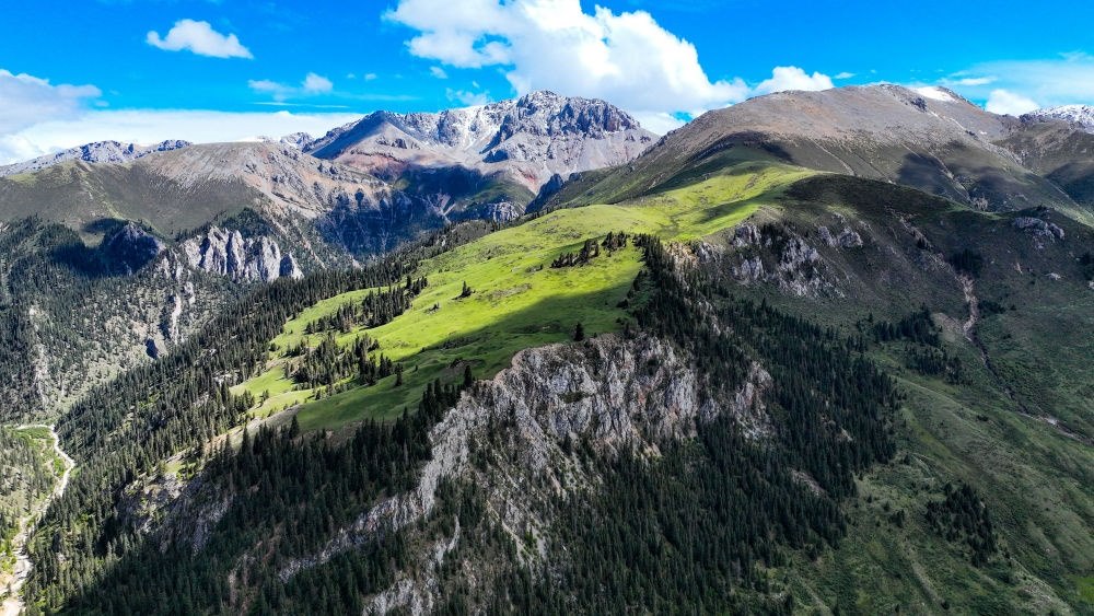 這是2023年6月18日在青海省玉樹(shù)藏族自治州囊謙縣拍攝的風(fēng)光（無(wú)人機(jī)照片）。新華社記者 張龍 攝