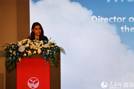 阿聯(lián)酋經(jīng)濟(jì)部旅游司司長艾莎·阿菲菲致辭。人民網(wǎng)記者張志文攝