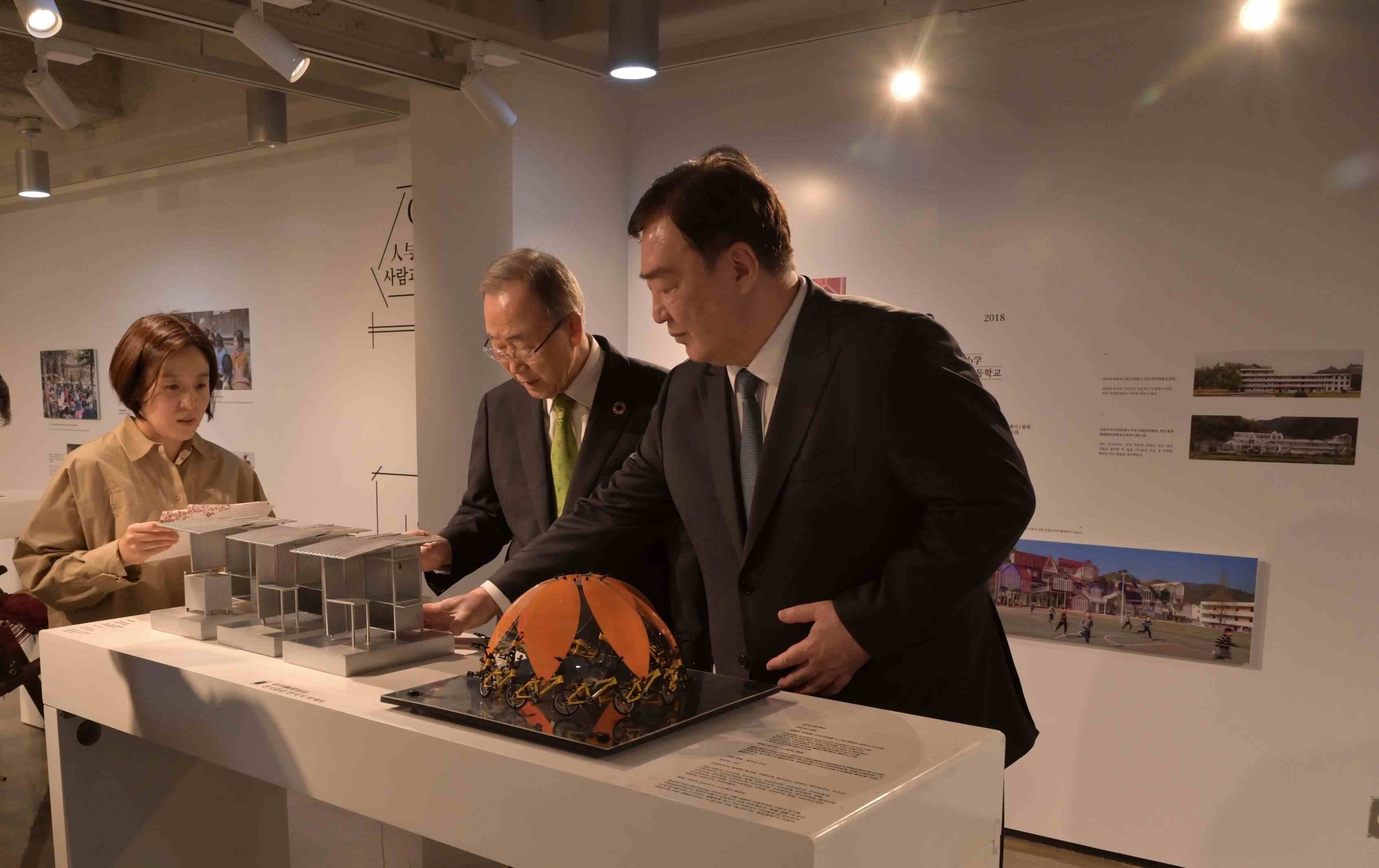 邢海明（右一）與潘基文共同參觀《自然生活傳承——美麗中國特展》。首爾中國文化中心供圖