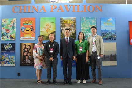 相關(guān)公司代表與中國(guó)駐里約熱內(nèi)盧總領(lǐng)館商務(wù)參贊敬艷輝在中國(guó)聯(lián)合展臺(tái)前合影。中廣國(guó)際公司供圖