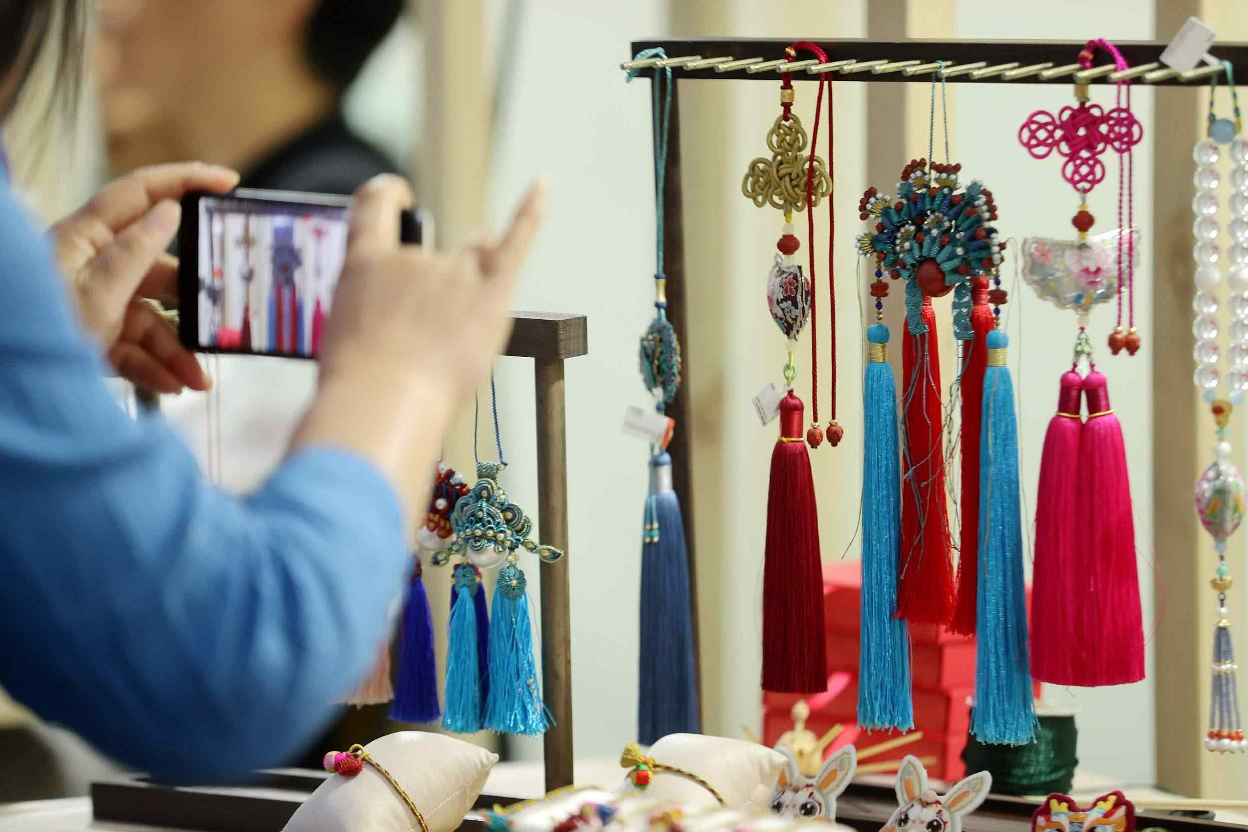 浙江湖州:多彩非遺文化展迎接文化和自然遺產(chǎn)日(圖片來源:視覺中國)