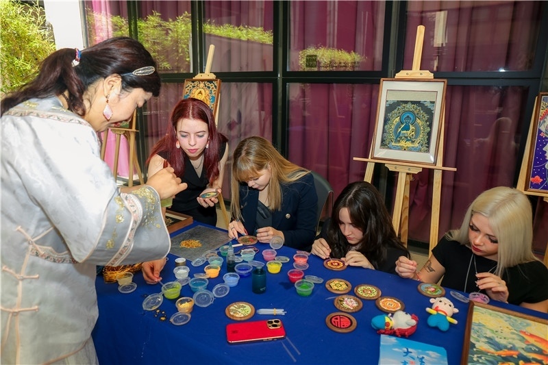 西班牙嘉賓參觀(guān)青海傳統(tǒng)手工技藝展示。主辦方供圖