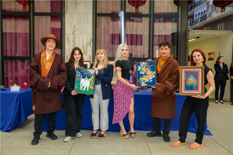 西班牙嘉賓參觀(guān)青海傳統(tǒng)手工技藝展示。主辦方供圖