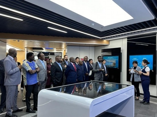 使節(jié)團(tuán)考察云上貴州大數(shù)據(jù)集團(tuán)展示中心。新華社記者 袁睿 攝