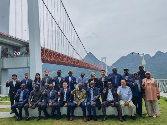 使節(jié)團(tuán)與壩陵河大橋合影。新華社記者 吳思 攝