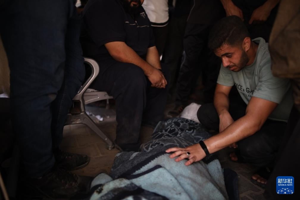 這是6月8日在加沙地帶中部努賽賴特難民營拍攝的以軍襲擊受害者。新華社發(fā)（馬爾萬·達(dá)烏德攝）