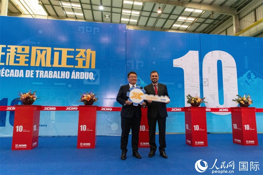 儀式上，徐工巴西制造總經(jīng)理李寒光將第23456臺產(chǎn)品鑰匙交付給客戶巴西Simak公司首席執(zhí)行官安德森·阿布魯手中。 人民日報社拉美中心分社 威廉·科埃略·維亞納攝