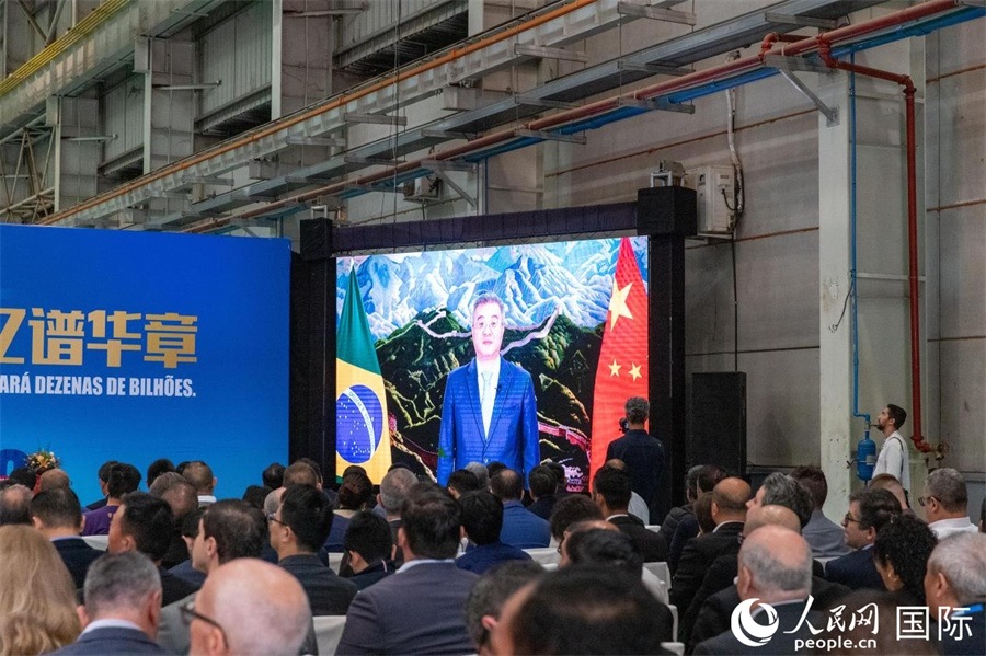 中國駐巴西大使祝青橋在視頻致辭中表示，徐工在巴西的發(fā)展，是眾多中國企業(yè)在習(xí)近平主席提出的共建“一帶一路”倡議推動下，將中國的技術(shù)和產(chǎn)業(yè)發(fā)展成果帶往世界，促進各國發(fā)展的縮影。 人民日報社拉美中心分社 威廉·科埃略·維亞納攝